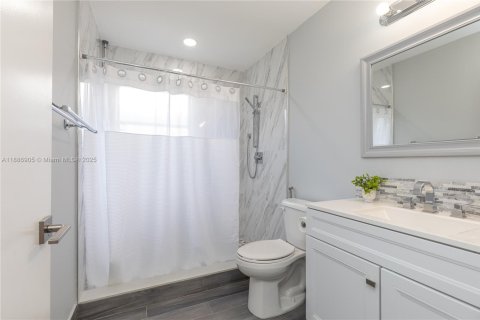 House in Miami, Florida 4 bedrooms, 196.95 sq.m. № 1933660 - photo 6