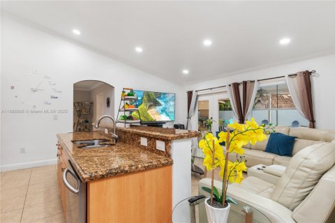 House in Miami, Florida 4 bedrooms, 196.95 sq.m. № 1933660 - photo 15