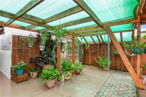 House in Miami, Florida 4 bedrooms, 196.95 sq.m. № 1933660 - photo 10