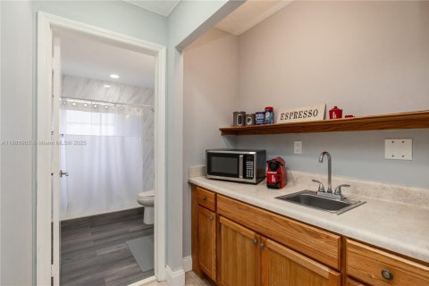 House in Miami, Florida 4 bedrooms, 196.95 sq.m. № 1933660 - photo 19