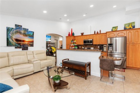 House in Miami, Florida 4 bedrooms, 196.95 sq.m. № 1933660 - photo 12