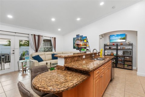 House in Miami, Florida 4 bedrooms, 196.95 sq.m. № 1933660 - photo 5