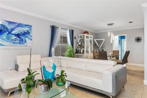 House in Miami, Florida 4 bedrooms, 196.95 sq.m. № 1933660 - photo 21