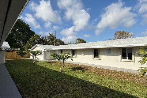 Immobilier commercial à vendre à Pompano Beach, Floride: 264.49 m2 № 2079793 - photo 11