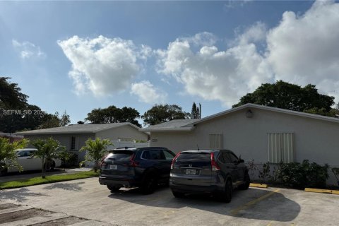 Immobilier commercial à vendre à Pompano Beach, Floride: 264.49 m2 № 2079793 - photo 4