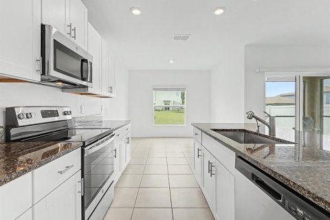 House in Zephyrhills, Florida 4 bedrooms, 192.59 sq.m. № 2419348 - photo 3