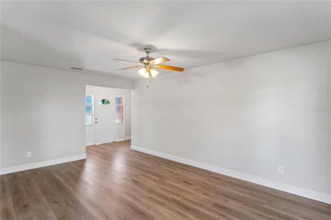 Villa ou maison à vendre à Tampa, Floride: 4 chambres, 163.04 m2 № 2429447 - photo 5