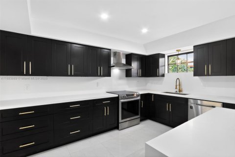 Villa ou maison à vendre à Hollywood, Floride: 4 chambres, 217.02 m2 № 1946129 - photo 18