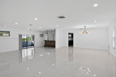 Villa ou maison à vendre à Hollywood, Floride: 4 chambres, 217.02 m2 № 1946129 - photo 12