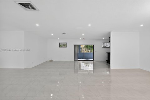 Villa ou maison à vendre à Hollywood, Floride: 4 chambres, 217.02 m2 № 1946129 - photo 13