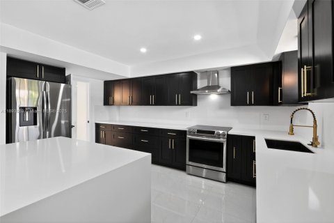 Villa ou maison à vendre à Hollywood, Floride: 4 chambres, 217.02 m2 № 1946129 - photo 17