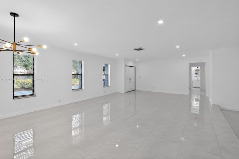 Villa ou maison à vendre à Hollywood, Floride: 4 chambres, 217.02 m2 № 1946129 - photo 15