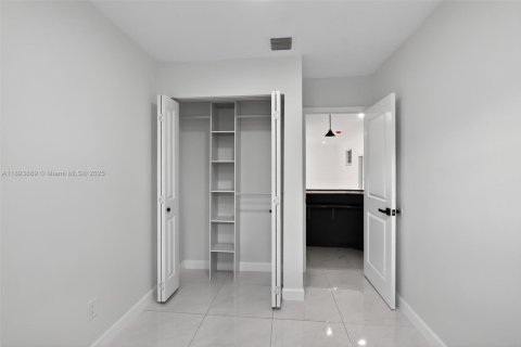 Villa ou maison à vendre à Hollywood, Floride: 4 chambres, 217.02 m2 № 1946129 - photo 23