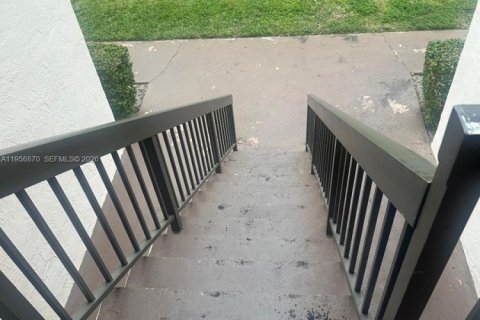 Condominio en alquiler en Miami, Florida, 3 dormitorios, 117.61 m2 № 2010810 - foto 4