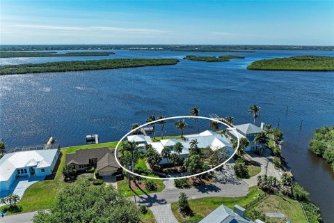 Villa ou maison à vendre à Punta Gorda, Floride: 4 chambres, 344.85 m2 № 1581806 - photo 2