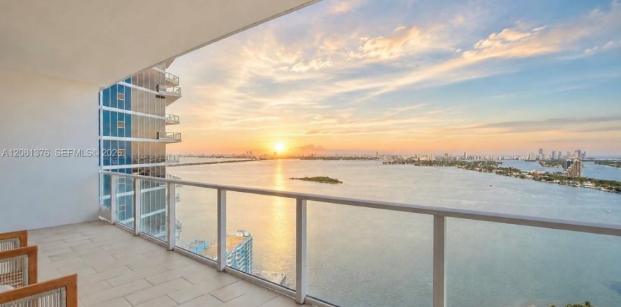 Condo in Miami, Florida, 4 bedrooms  № 2339958