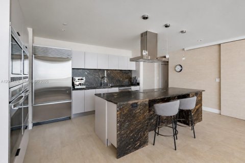 Condo in Miami, Florida, 4 bedrooms  № 2339958 - photo 17