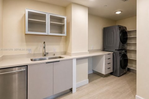 Condo in Miami, Florida, 4 bedrooms  № 2339958 - photo 20