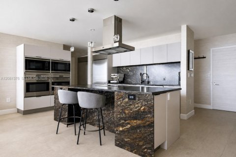 Condo in Miami, Florida, 4 bedrooms  № 2339958 - photo 16