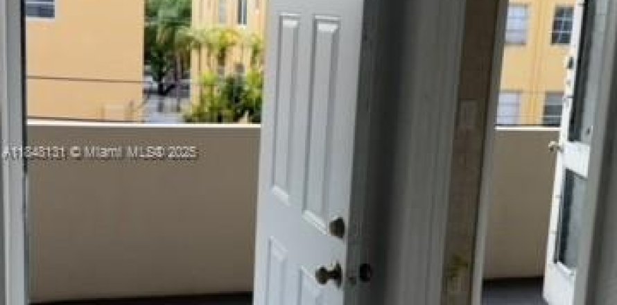 Кондоминиум с 1 спальней в Норт-Майами-Бич, Флорида № 1958026