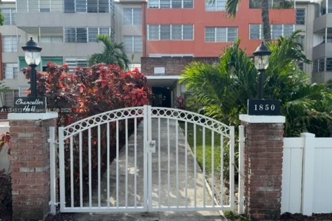 Снять в аренду кондоминиум в Норт-Майами-Бич, Флорида 1 спальня, № 1958026 - фото 2