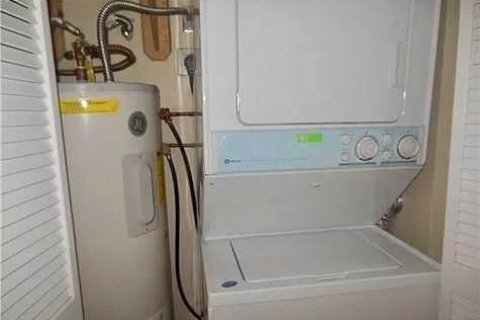 Снять в аренду кондоминиум в Помпано-Бич, Флорида 3 спальни, 159.79м2, № 884362 - фото 1