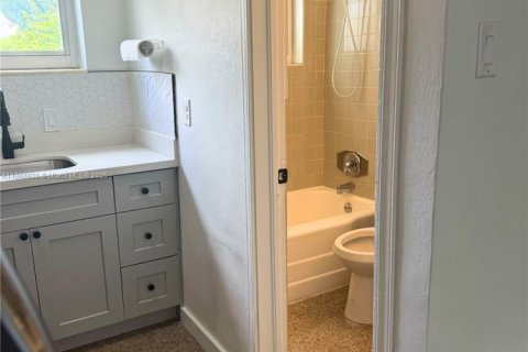 Casa en alquiler en Hollywood, Florida, 1 dormitorio, 217.48 m2 № 1897654 - foto 3
