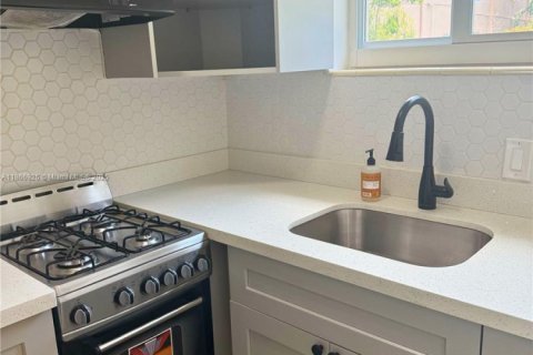Casa en alquiler en Hollywood, Florida, 1 dormitorio, 217.48 m2 № 1897654 - foto 1