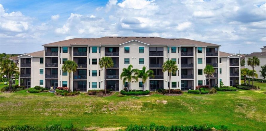 Condo in Bradenton, Florida, 2 bedrooms in LAKEWOOD NATIONAL  № 2202747