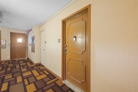 Condo in Sunny Isles Beach, Florida, 2 bedrooms  № 1863719 - photo 24