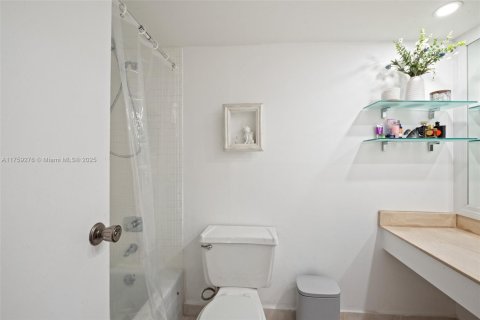 Condo in Sunny Isles Beach, Florida, 2 bedrooms  № 1863719 - photo 22