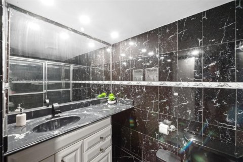 Condo in Sunny Isles Beach, Florida, 2 bedrooms  № 1863719 - photo 18