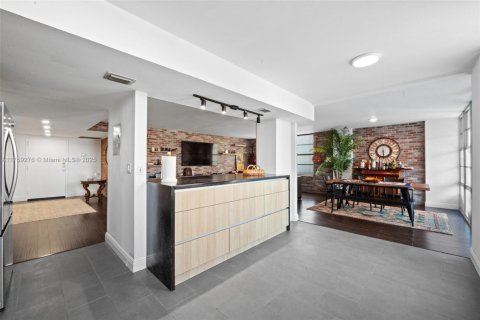 Condo in Sunny Isles Beach, Florida, 2 bedrooms  № 1863719 - photo 13