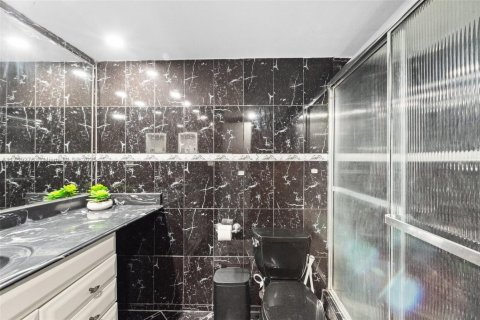 Condo in Sunny Isles Beach, Florida, 2 bedrooms  № 1863719 - photo 17