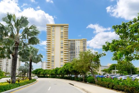 Condo in Sunny Isles Beach, Florida, 2 bedrooms  № 1863719 - photo 29