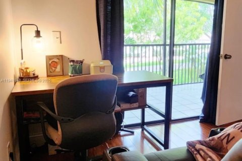 Купить кондоминиум в Пемброк-Пайнс, Флорида 2 спальни, 103.59м2, № 1998763 - фото 14