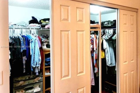 Купить кондоминиум в Пемброк-Пайнс, Флорида 2 спальни, 103.59м2, № 1998763 - фото 15