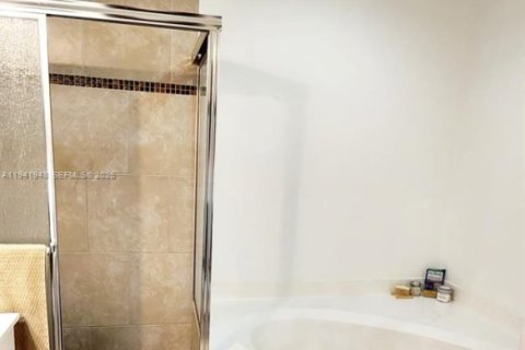 Купить кондоминиум в Пемброк-Пайнс, Флорида 2 спальни, 103.59м2, № 1998763 - фото 19