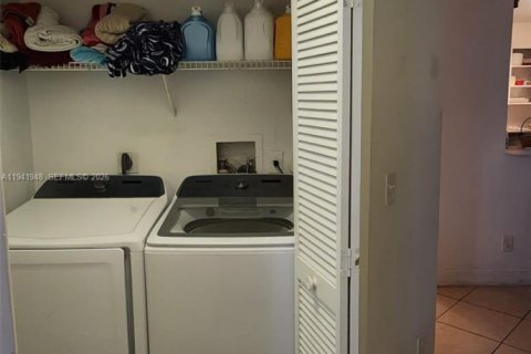 Купить кондоминиум в Пемброк-Пайнс, Флорида 2 спальни, 103.59м2, № 1998763 - фото 9