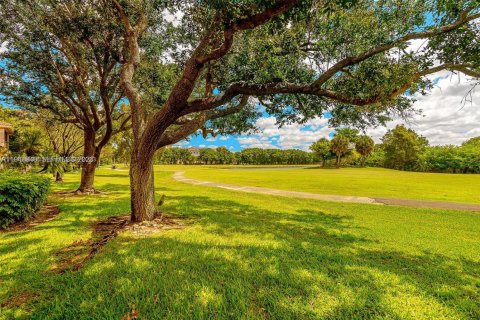 Купить кондоминиум в Пемброк-Пайнс, Флорида 2 спальни, 103.59м2, № 1998763 - фото 3