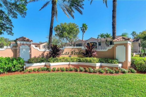 Кондоминиум с 2 спальнями в Пемброк-Пайнс, Флорида № 1998763