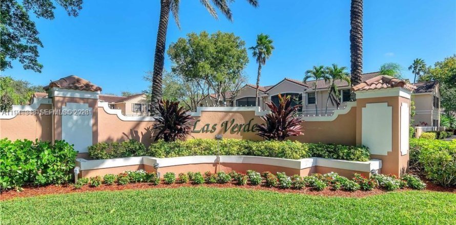 Кондоминиум с 2 спальнями в Пемброк-Пайнс, Флорида № 1998763