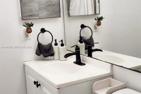 Купить кондоминиум в Пемброк-Пайнс, Флорида 2 спальни, 103.59м2, № 1998763 - фото 11