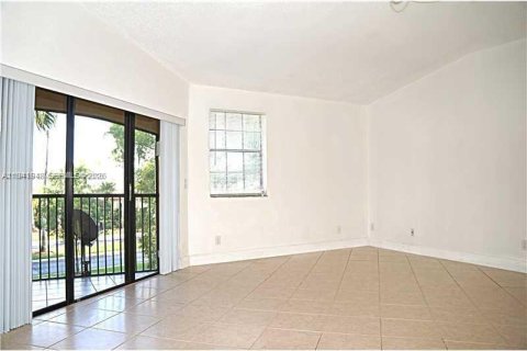 Купить кондоминиум в Пемброк-Пайнс, Флорида 2 спальни, 103.59м2, № 1998763 - фото 6