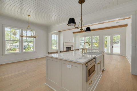 House in Saint Petersburg, Florida 5 bedrooms, 339.37 sq.m. № 1569864 - photo 10