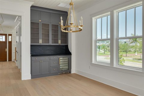 House in Saint Petersburg, Florida 5 bedrooms, 339.37 sq.m. № 1569864 - photo 11