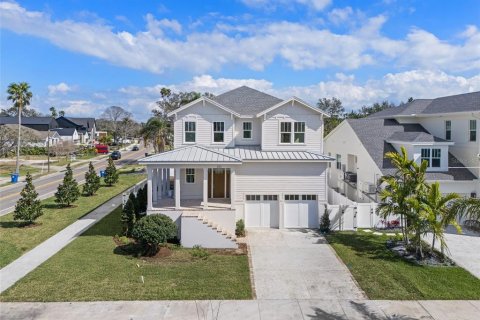 House in Saint Petersburg, Florida 5 bedrooms, 339.37 sq.m. № 1569864 - photo 1