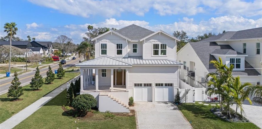 House in Saint Petersburg, Florida 5 bedrooms, 339.37 sq.m. № 1569864