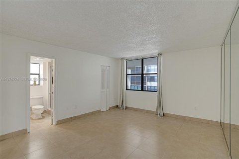 Townhouse in Aventura, Florida 3 bedrooms, 123.56 sq.m. № 2038397 - photo 14