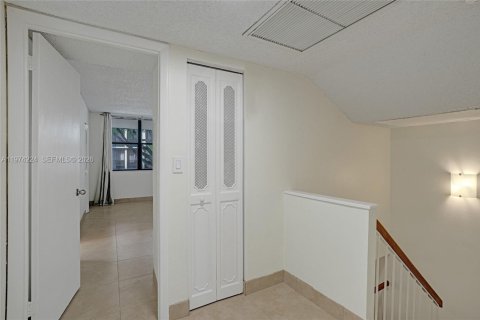 Townhouse in Aventura, Florida 3 bedrooms, 123.56 sq.m. № 2038397 - photo 12